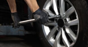 mecanicien entretenant sa voiture.jpg