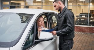 jeune femme consultant le papier du vehicule.jpg