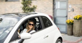 femme roule dans une citadine