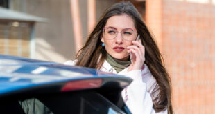 femme signale une voiture immobile
